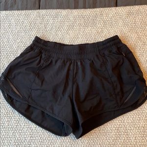 Lululemon Hotty Hot low-rise lined short 2.5 in. Size 4